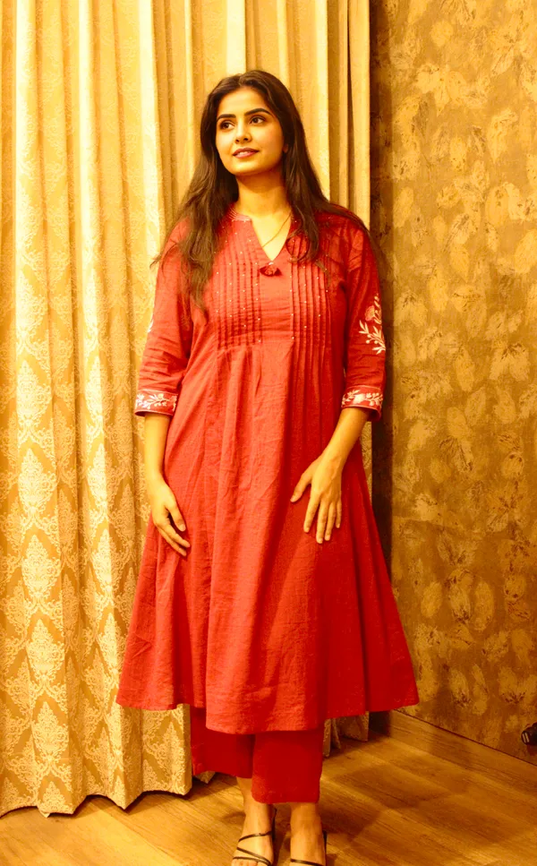 Red_And_White_Cotton_Embroidered_Kurta_Set_For_Women