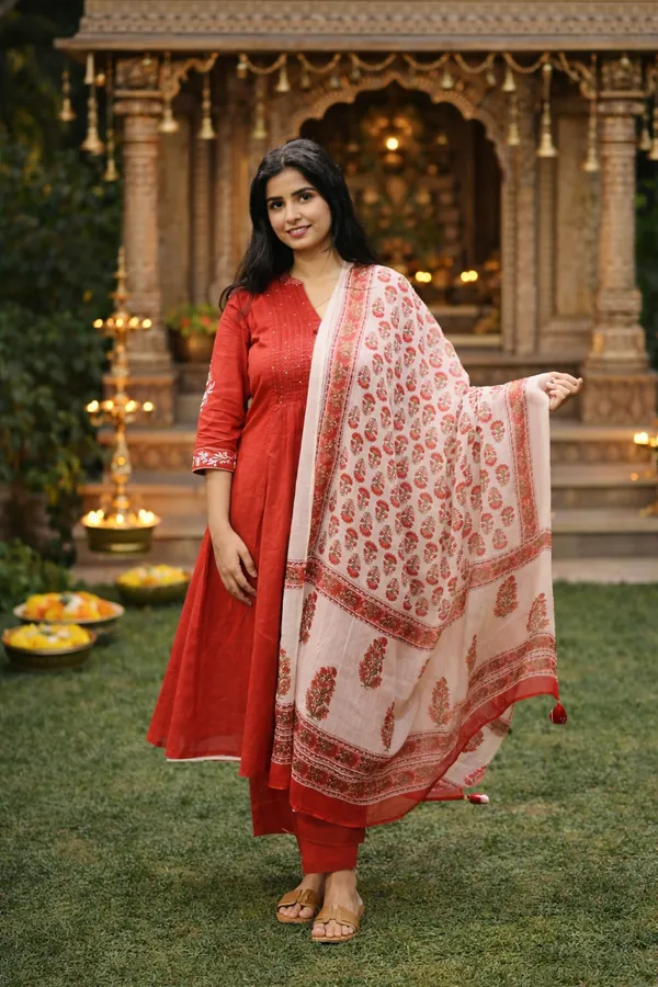 Red_And_White_Cotton_Embroidered_Kurta_Set_For_Women