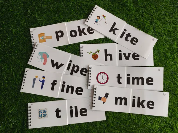 Phonics_Reading_And_Word_Building_Flipbook_Set