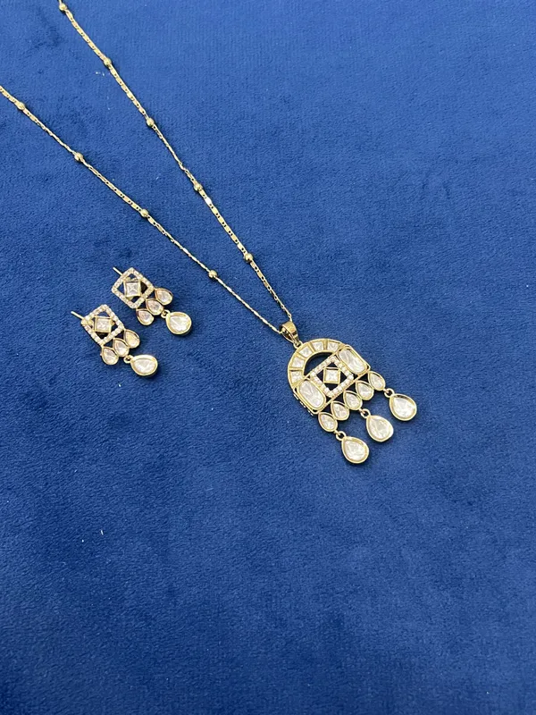 Golden_Kundan_Meenakari_Necklace_Set_with_Teardrop_Pearls