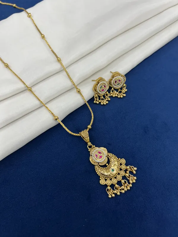 Gold_Plated_Kundan_Pendant_Set_with_Earrings