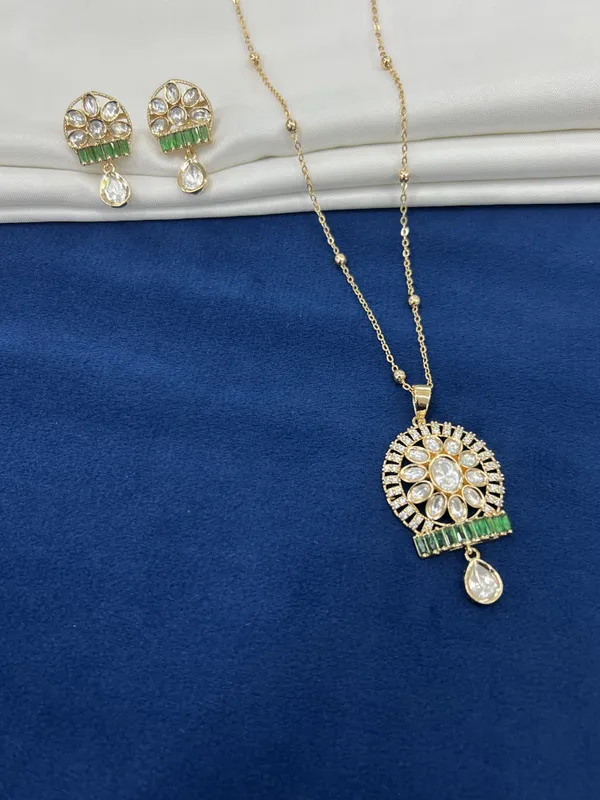 Kundan_And_Green_Stone_Pendant_Set_With_Earrings