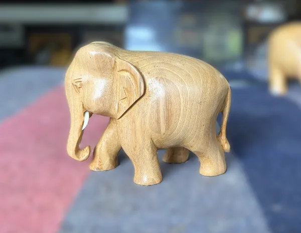 Hand-Carved_Natural_Blonde_Wood_Elephant_–_Smooth_Minimalist_Timber_Sculpture_for_Modern_Desk_&_Bookshelf_Decor