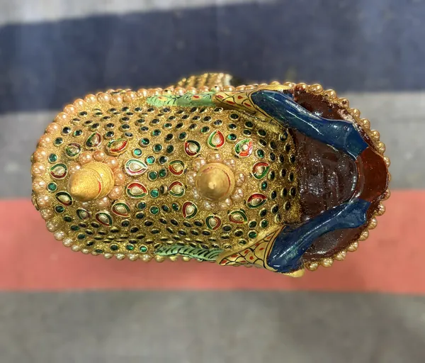 Handcrafted_Royal_Wooden_Ambari_Elephant_with_Pillared_Pavilion_&_Peacock_Canopy_–_Pearl_&_Gemstone_Procession_Centerpiece