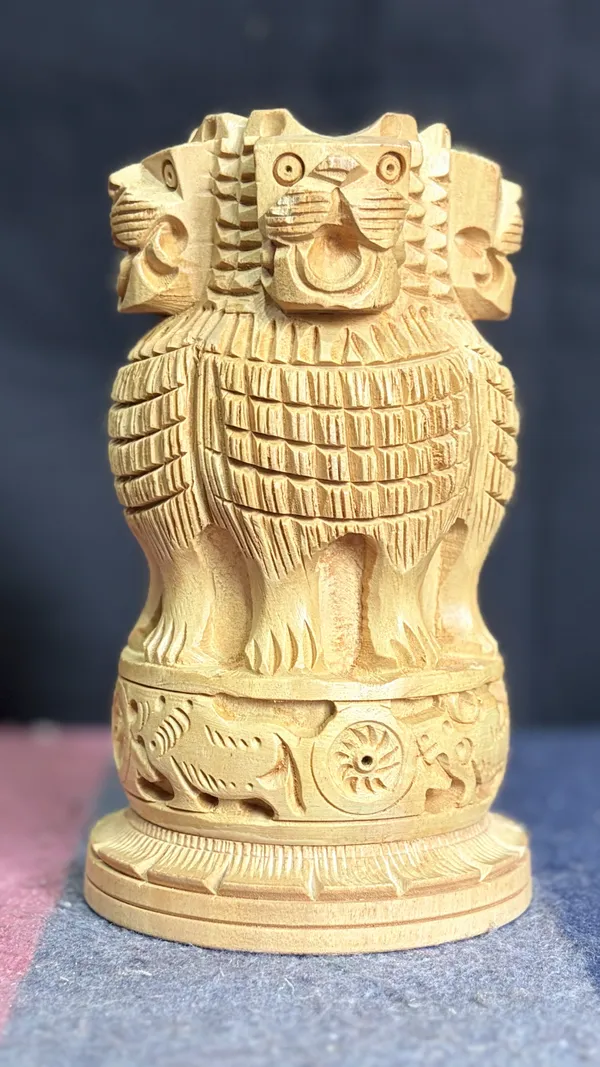 Hand-Carved_Wooden_Ashoka_Pillar_Showpiece_Solid_Kadam_Wood_Sarnath_Lion_Capital_National_Emblem_for_Office_Desk