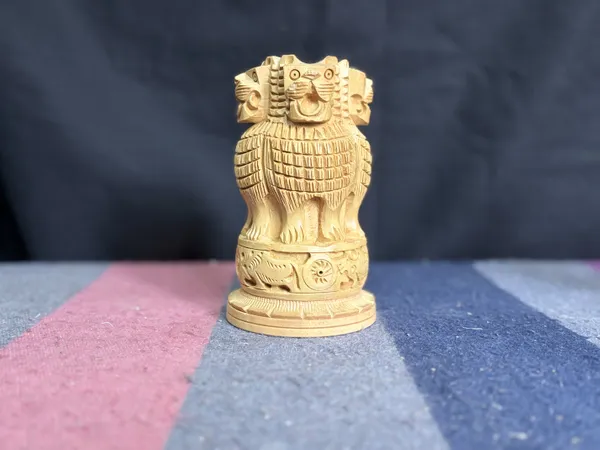 Hand-Carved_Wooden_Ashoka_Pillar_Showpiece_–_Solid_Kadam_Wood_Sarnath_Lion_Capital_National_Emblem_for_Office_Desk