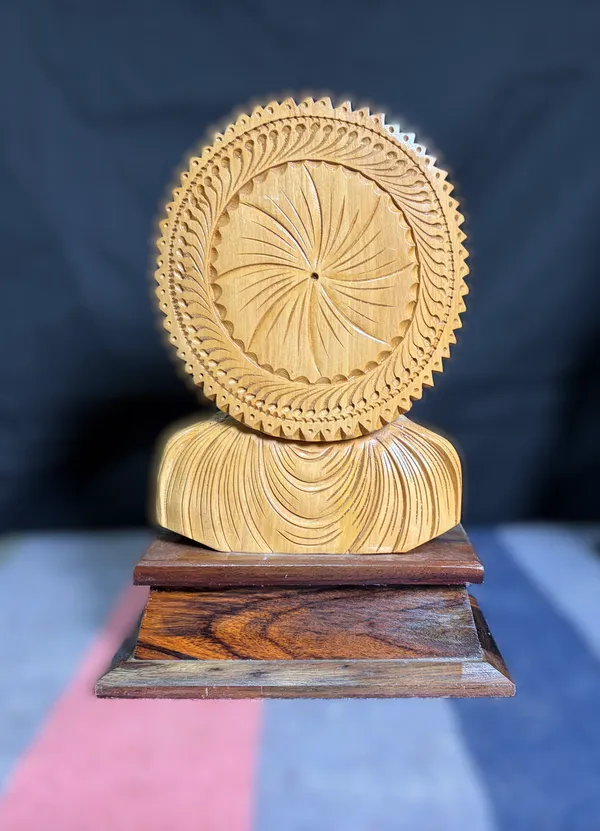 Inch_Handcrafted_Wooden_Buddha_Statue_with_Sunburst_Halo_–_Solid_Kadam_Wood_&_Rosewood_Base_Bust_for_Living_Room,_Office_Desk_&_Pooja_Decor