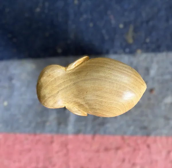 Hand-Carved_Natural_Blonde_Wood_Elephant_–_Smooth_Minimalist_Timber_Sculpture_for_Modern_Desk_&_Bookshelf_Decor