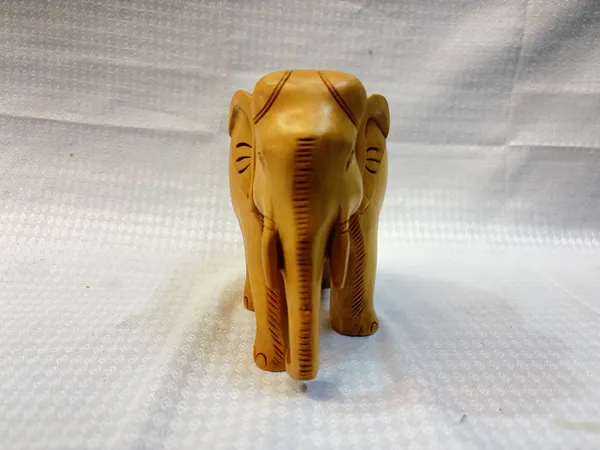 Hand-Carved_Natural_Blonde_Wood_Elephant_–_Smooth_Minimalist_Timber_Sculpture_for_Modern_Desk_&_Bookshelf_Decor