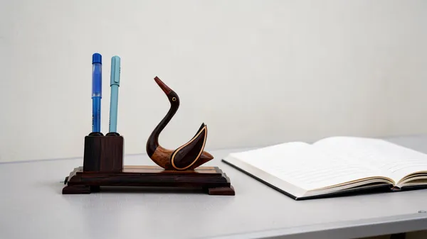 Handcrafted_Swan_Pen_Stand