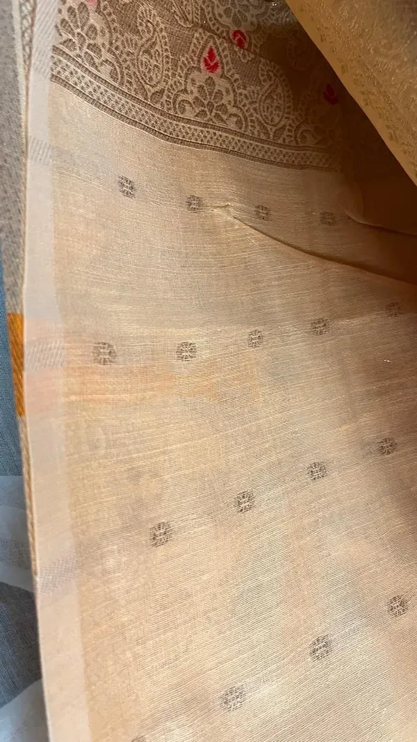 Gold_Banarasi_Silk_Saree_With_Floral_Weave_And_Contrast_Border