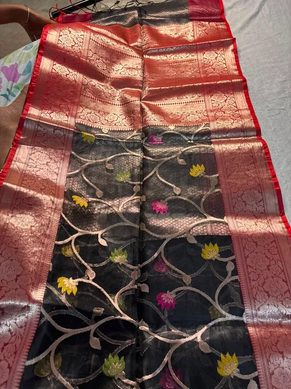 Black_Silk_Floral_Zari_Weave_Saree_With_Red_Border_For_Women
