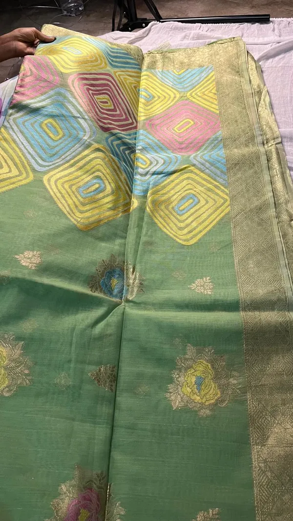 Green_Silk_Geometric_Print_Saree_With_Zari_Border_For_Women
