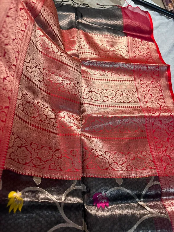 Black_Silk_Floral_Zari_Weave_Saree_With_Red_Border_For_Women