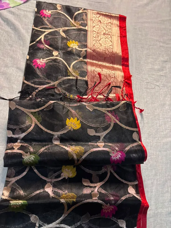 Black_Silk_Floral_Zari_Weave_Saree_With_Red_Border_For_Women