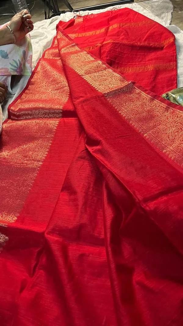 Red_Silk_Saree_With_Golden_Zari_Border_For_Women