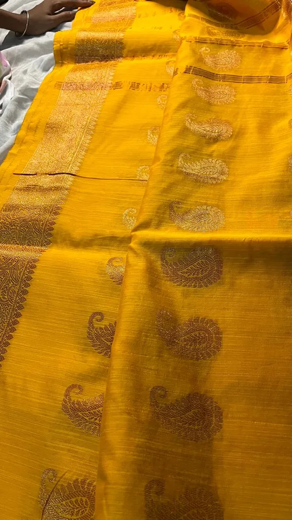 Yellow_Silk_Saree_With_Golden_Zari_Weave_Border_And_Motifs_For_Women