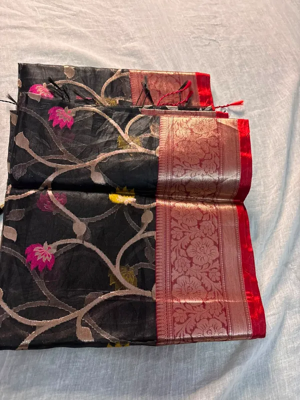 Black_Silk_Floral_Zari_Weave_Saree_With_Red_Border_For_Women