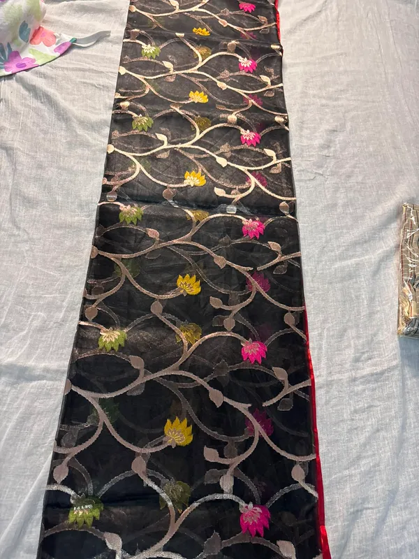Black_Silk_Floral_Zari_Weave_Saree_With_Red_Border_For_Women