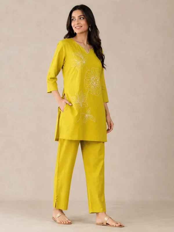 Yellow_Cotton_Straight_Floral_Embroidered_Kurta_For_Women
