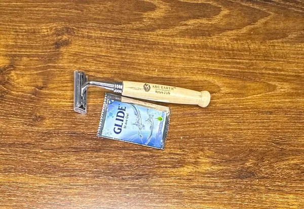 Bamboo_3-Blade_Pivoting_Head_Shaving_Razor_Eco-Friendly_-_Pack_Of_3