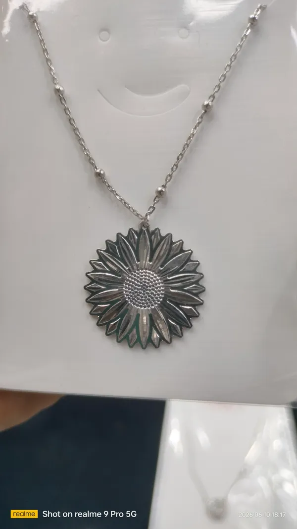 Silver_Toned_Sunflower_Pendant_Necklace_For_Women