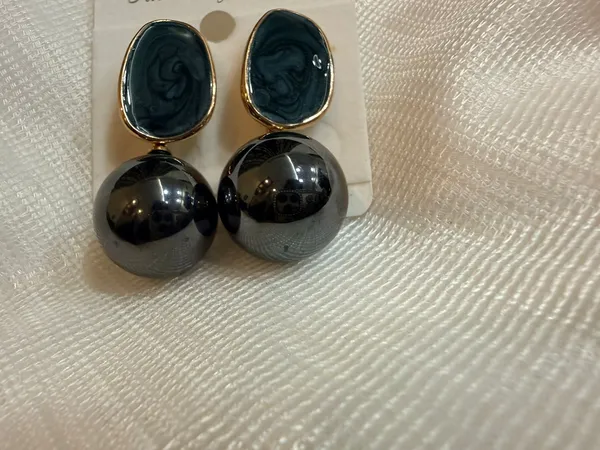 Black_And_Gold_Alloy_Metal_Premium_And_Fancy_Design_Drop_Earrings_For_Women