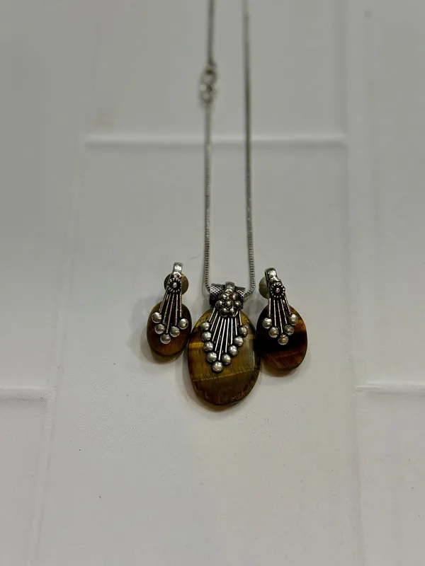 Silver_And_Amber_Brown_Oxidised_Premium_And_Fancy_Design_Pendant_Necklace_For_Women
