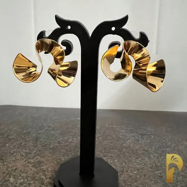 Gold_Alloy_Metal_Premium_And_Fancy_Design_Earrings_For_Women