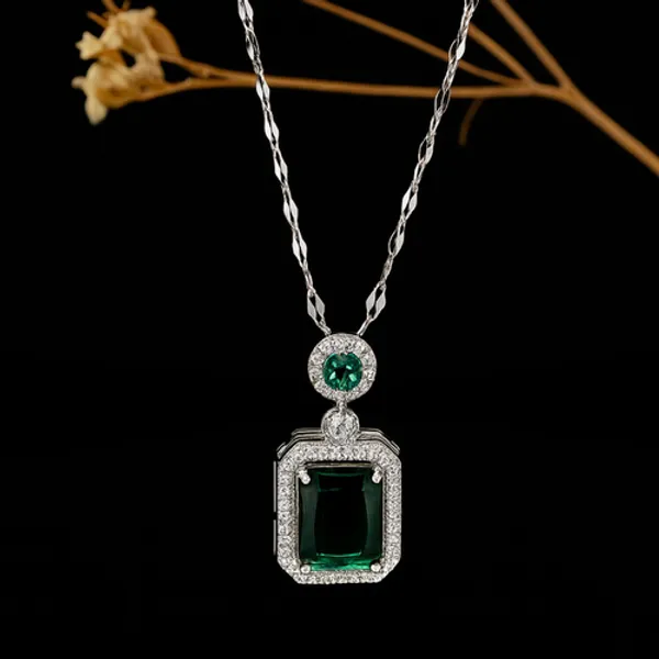 Queen's_Gem_Pendant