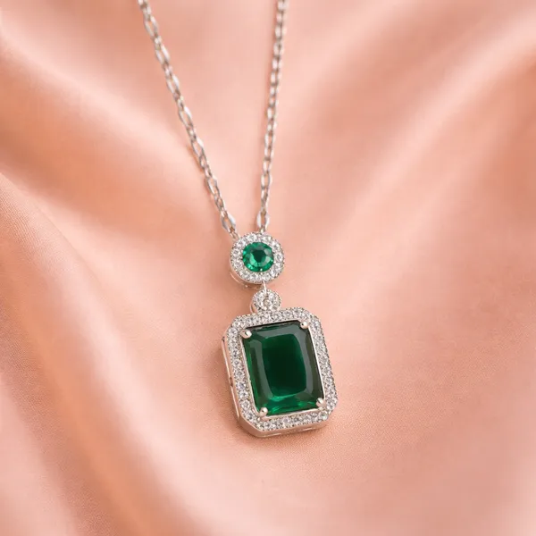 Queen's_Gem_Pendant