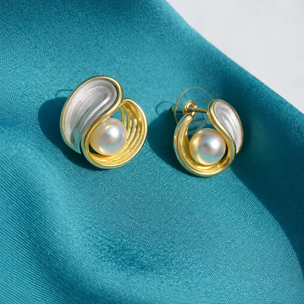 Moon_Drop_Pearl_Earring_