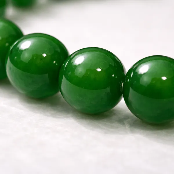 Green_Jade_Gemstone_Bead_Bracelet_For_Harmony_And_Prosperity