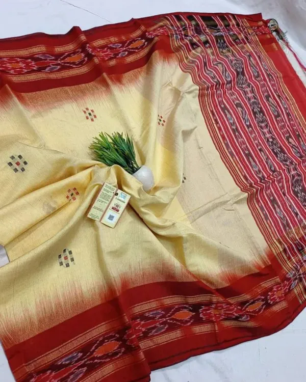 Cream_And_Red_Handloom_Silk_Saree_With_Traditional_Border