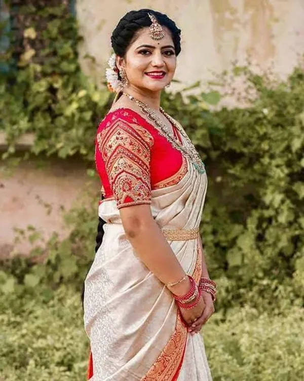 White_Colour_Rich_Pallu_Banarasi_Lichi_Silk_Saree_with_Golden_Zari_Work