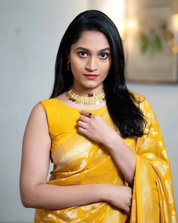 Yellow_Brown_Gold-Toned_Floral_Zari_Kanjivaram_Saree