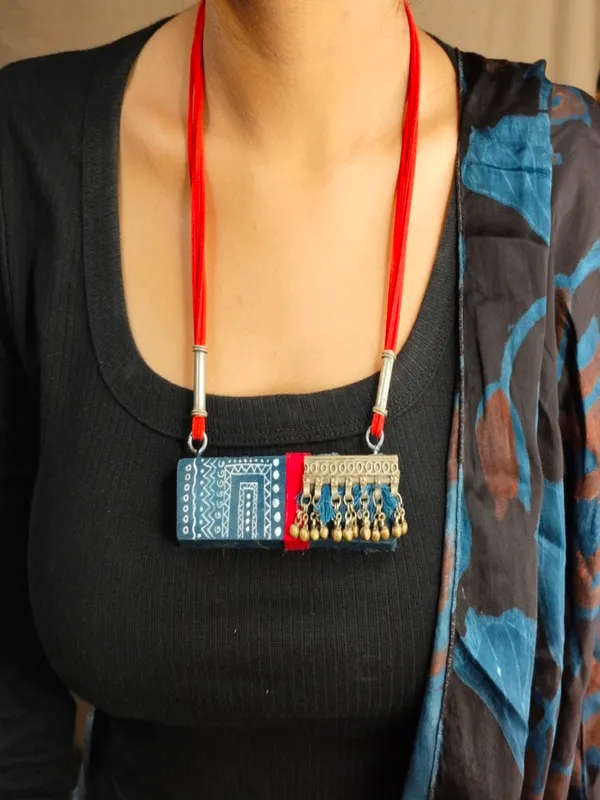 Wooden_Tribal_Pendant_Necklace_For_Women