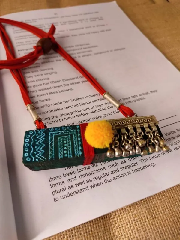 Wooden_Tribal_Pendant_Necklace_For_Women