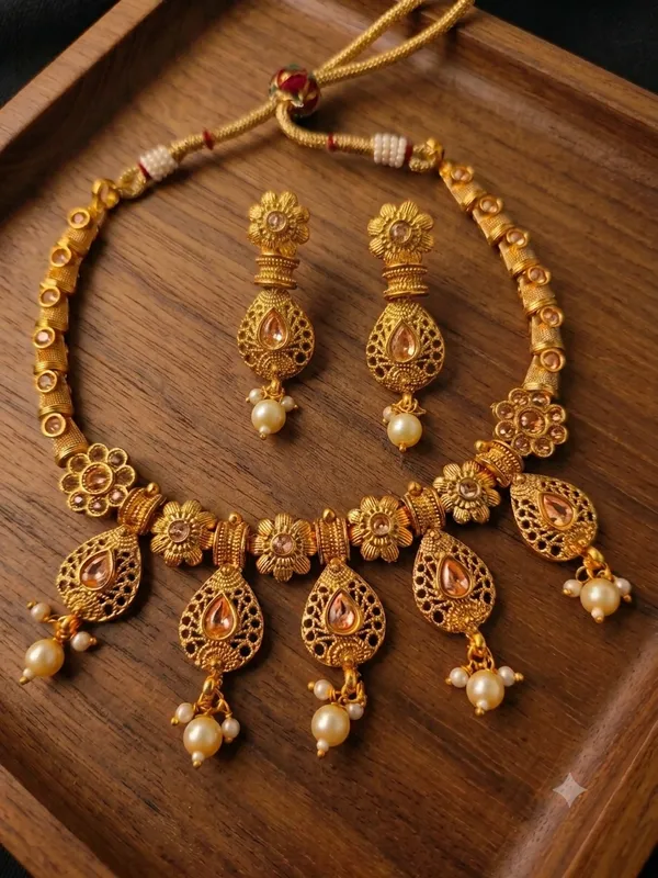 Antique_Gold-Plated_Floral_Teardrop_Necklace_Set
