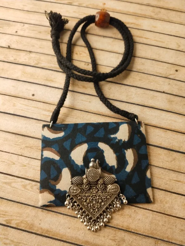 Block_Print_Fabric_Necklace_with_Oxidised_Metal
