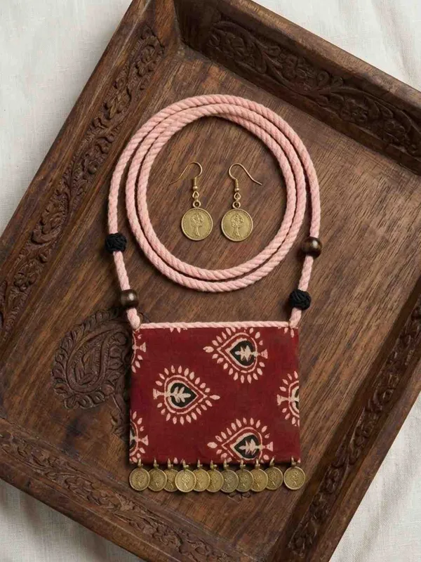 Red_Block_Print_Fabric_Necklace_For_Women