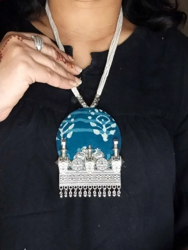 Block_Print_Fabric_Necklace_With_Metal_Pendant
