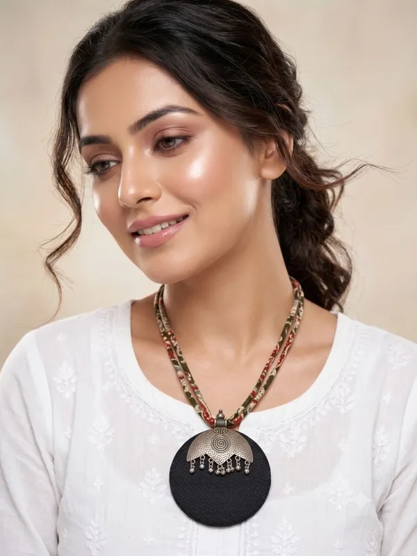 Black_Fabric_Necklace_For_Women