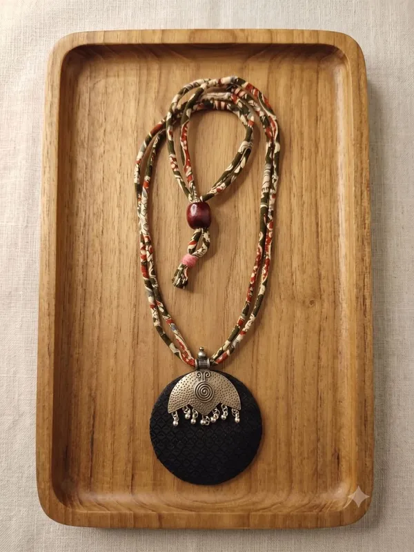 Black_Fabric_Necklace_For_Women