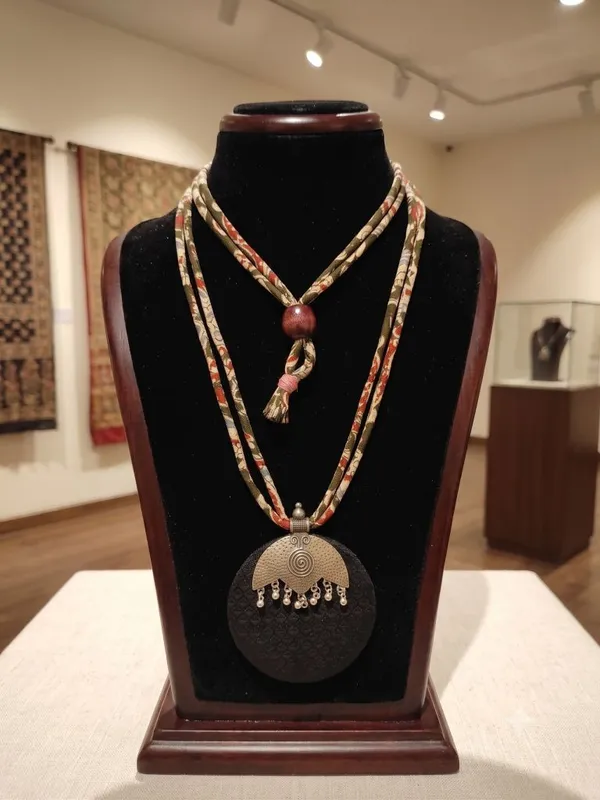 Black_Fabric_Necklace_For_Women