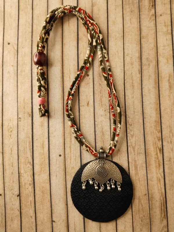Black_Fabric_Necklace_For_Women