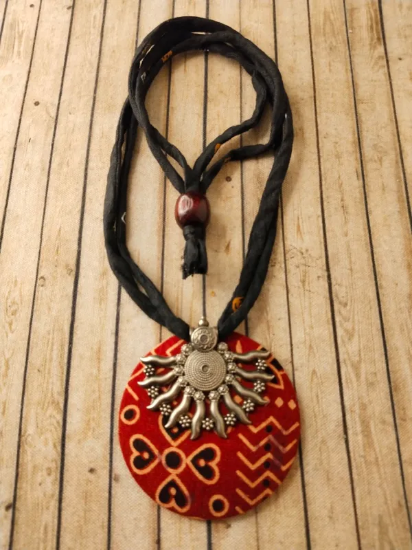 Red_Fabric_Necklace_For_Women