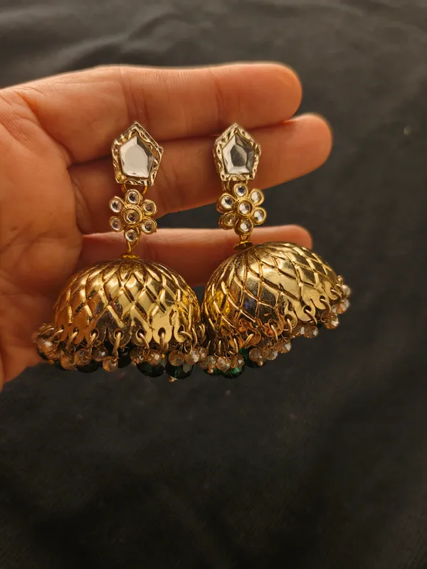 Gold-Plated_Layered_Kundan_Necklace_Set_with_Green_Beads_and_Matching_Jhumkas