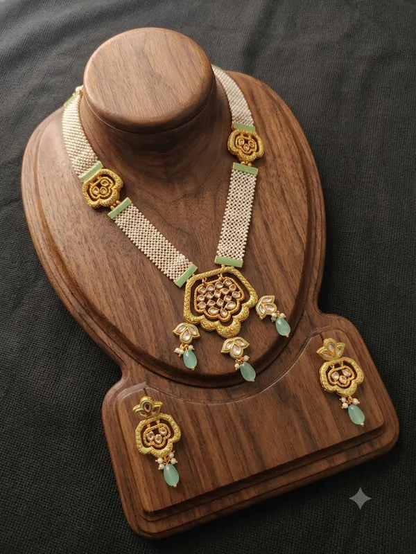 Gold-Plated_Meenakari_Kundan_Choker_Necklace_Set_with_Red_and_Green_Stones