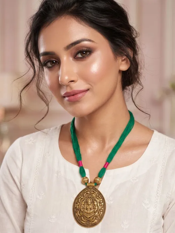 Goddess_Gold_Metal_Pendant_Necklace_For_Women